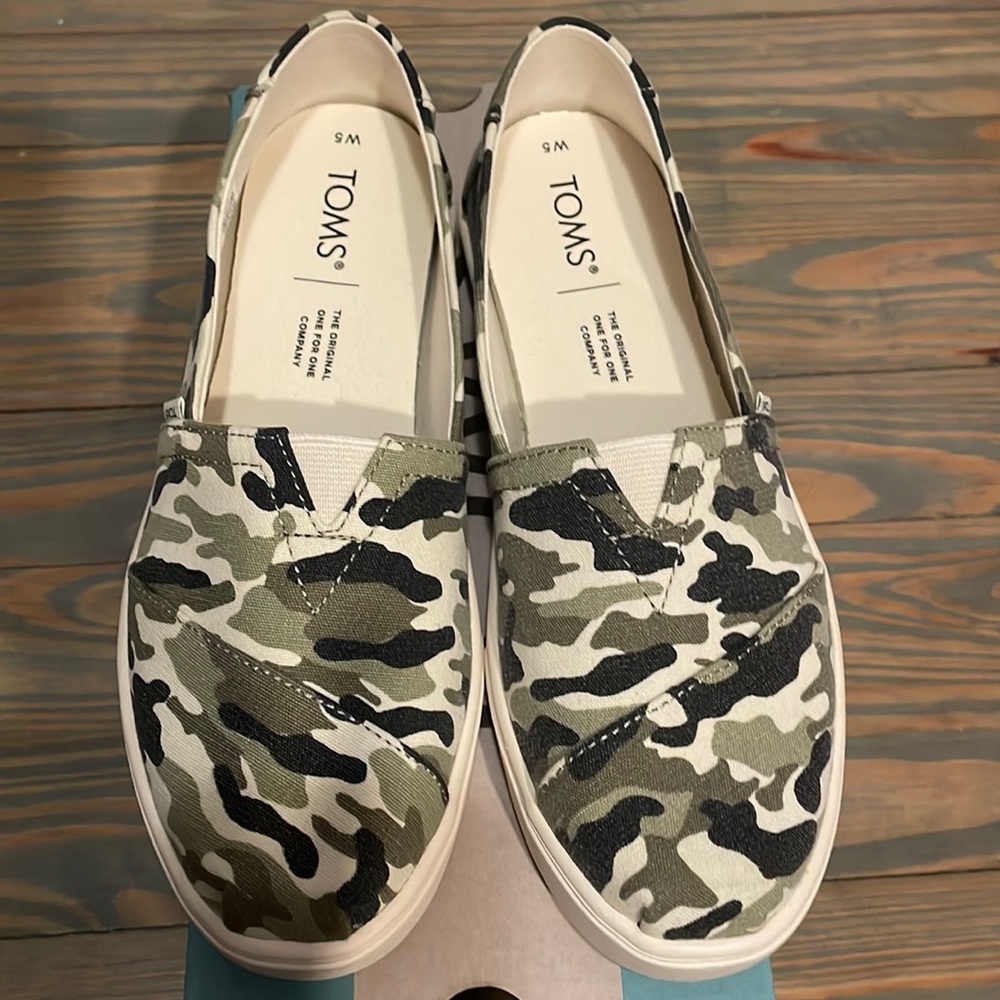 NWOT Women’s Alpargata TOMS